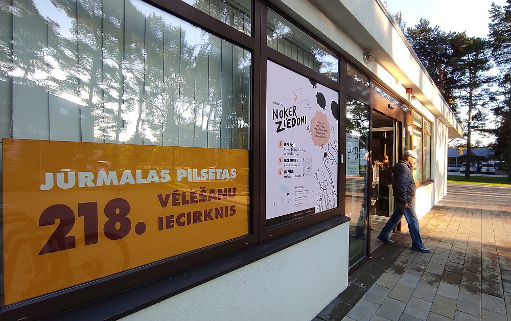 Saeimas vēlēšanu dienā, sestdien, 3. oktobrī, iecirkņi būs atvērti no plkst. 8.00 līdz 20.00. Taču balsošana jau ir sākusies, jo no pirmdienas līdz 2. oktobrim katru dienu noteiktā laikā ir paredzēta iepriekšējā balsošana jeb balss nodošana glabāšanā. Vēlētāji to var darīt jebkurā no 933 vēlēšanu iecirkņiem Latvijā. Otrdien, 29. septembrī, un ceturtdien, 1. oktobrī, balsi nodot var no plkst. 8 līdz 11, trešdien, 30. septembrī, no plkst. 17 līdz 20, bet piektdien, 2. oktobrī, no plkst. 12 līdz 15. Attēlā: vēlēšanu iecirknis Jūrmalā, Kauguros.