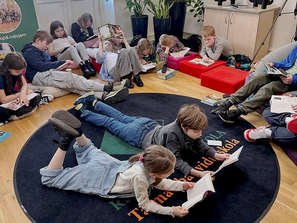 Tālmācības vidusskolas "Rīgas Komercskola" 1.-4.klašu audzēkņi šā gada aprīlī piedalās grāmatu lasīšanas pasākumā "Lasītprieks, sēžot uz lasāmspilvena", kur katram bija iespēja pārējos skolas biedrus un skolotājas iepazīstināt ar savu iecienītāko grāmatu.