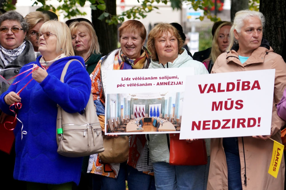 Piketa dalībnieki turēja plakātus ar uzrakstiem "Valdība mūs nedzird", "Ģimenes ārstiem atbalstu, pacientiem veselību", "Reģioni nav otrā šķira, veselību visiem" un "Līdz vēlēšanām solījumi, pēc vēlēšanām – amnēzija". Protestētāji skandēja arī saukļus "Veselība bez naudas, pacients bez pulsa" un "Nodaļa slēgta, līnija – taisna".