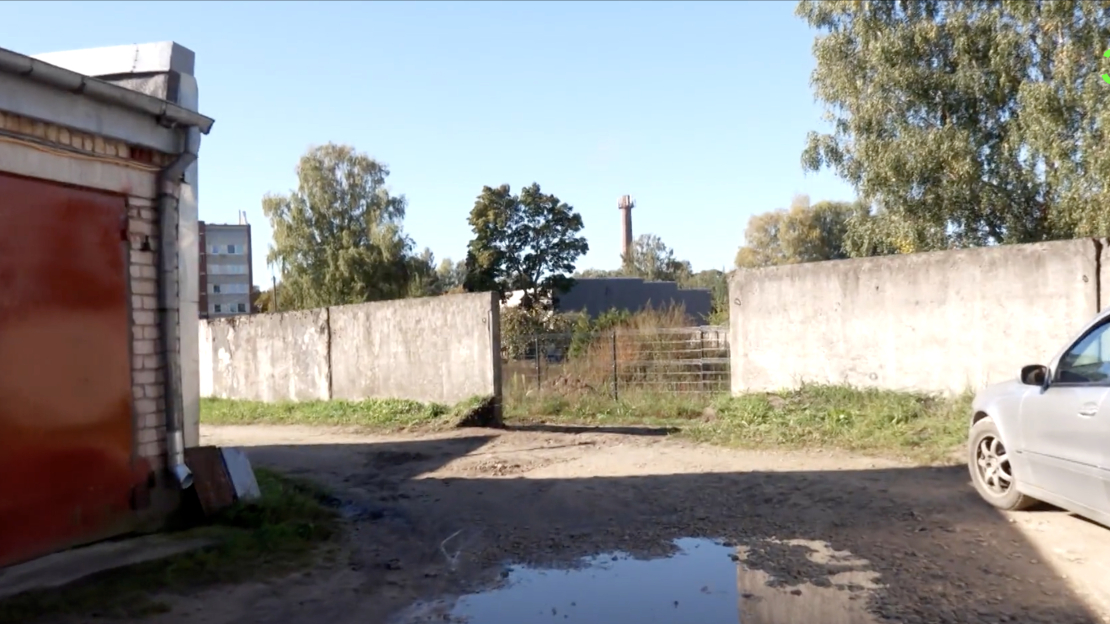 Vīrietis uz kvadricikla nav spējis izņemt līkumu un ietriecies betona sienā. Trieciena rezultātā siena pāršķelta uz pusēm.