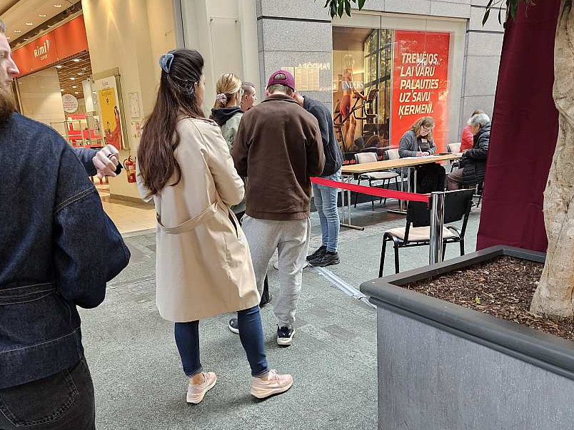 "Galerijā Centrs" Rīgā ierīkotajā vēlēšanu iecirknī cilvēki stāv rindā, lai piedalītos iepriekšējā balsošanā jeb nodotu balsi glabāšanā.