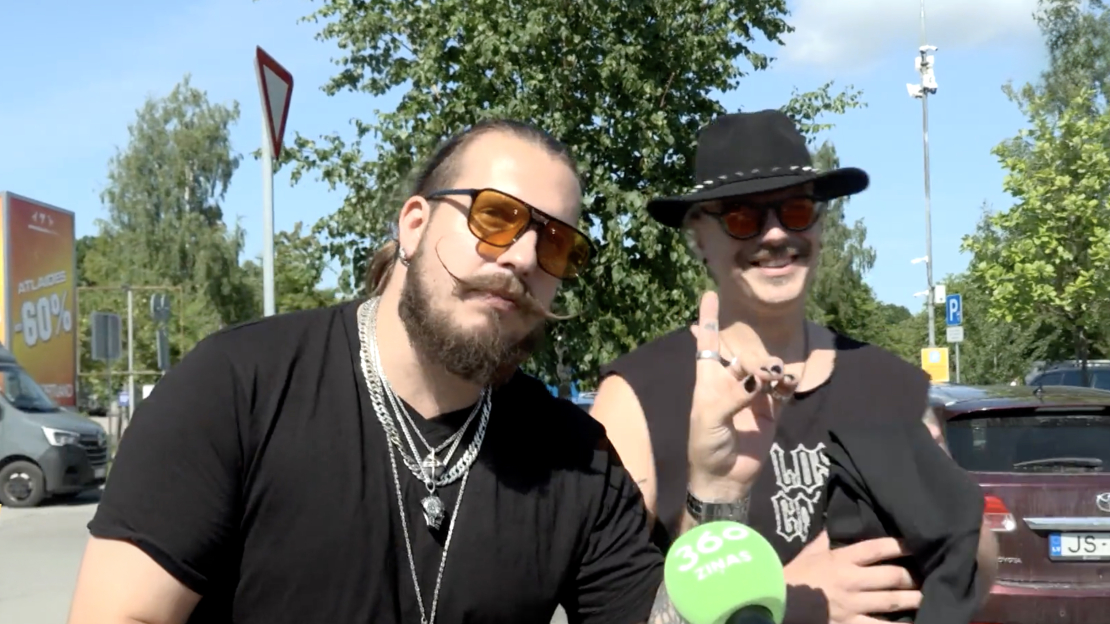 Autovadītāji Miks un Roberts.