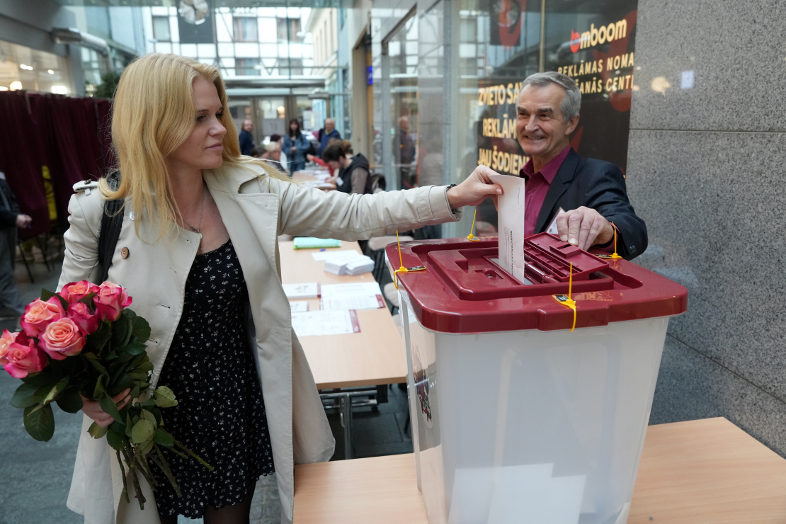 15. Saeimas vēlēšanu 73. iecirknī tirdzniecības centrā "Galerija Centrs" vēlētāji nodod balsi glabāšanā.