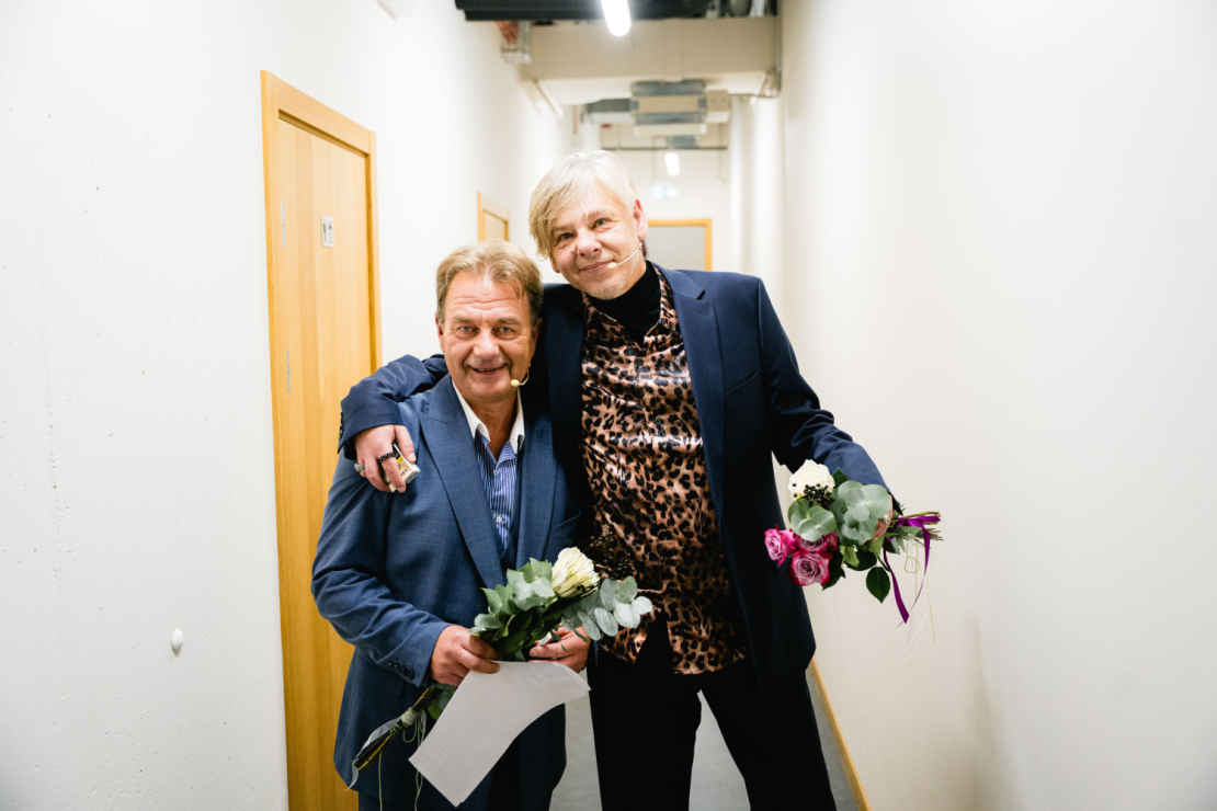Andris Daugaviņš un Dž. Dž. Džilindžers pēc autorvakara "Pilnīgi atklāti" pirmizrādes kultūras centrā "Ulbrokas Pērle".