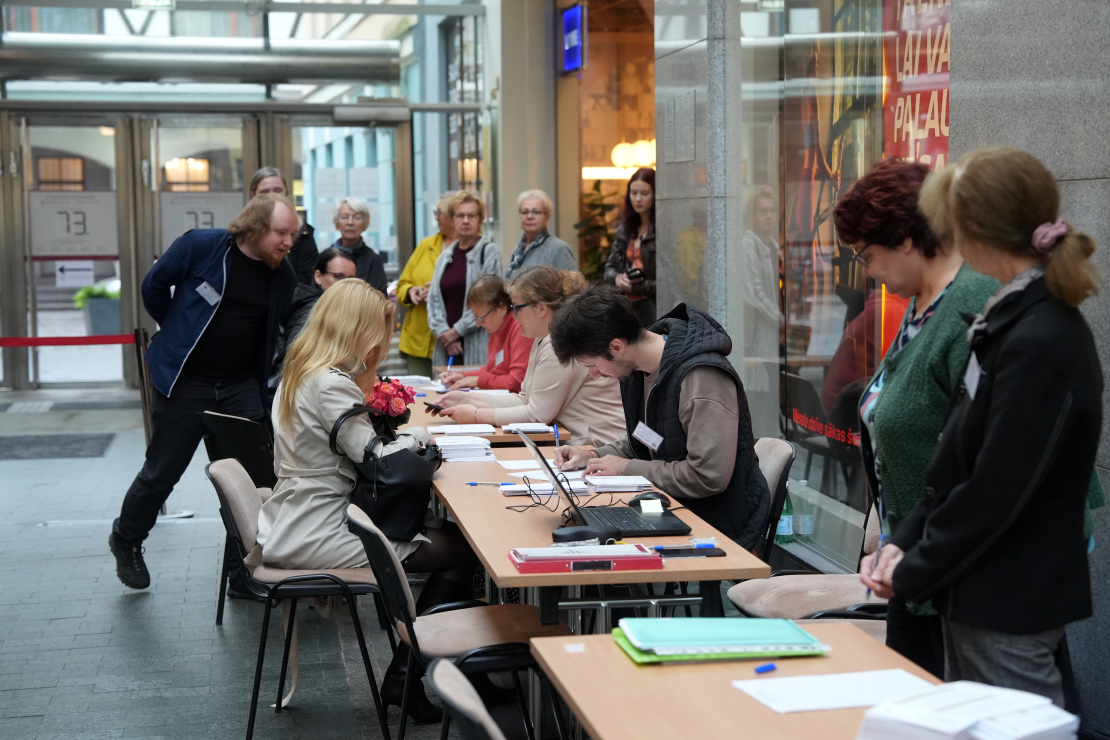 15. Saeimas vēlēšanu 73. iecirknī tirdzniecības centrā "Galerija Centrs" vēlētāji nodod balsi glabāšanā.