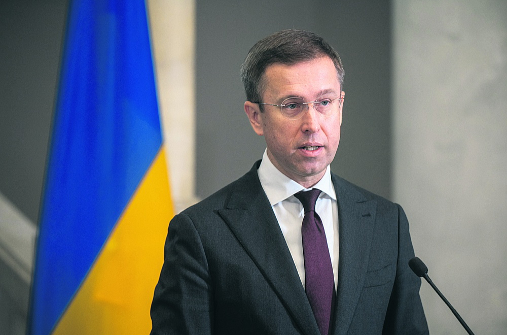 Ukrainas premjerministrs Serhijs Koreckis paziņojis, ka Ukraina sarežģītās finanšu situācijas dēļ atteiksies no mazāk svarīgiem izdevumiem.