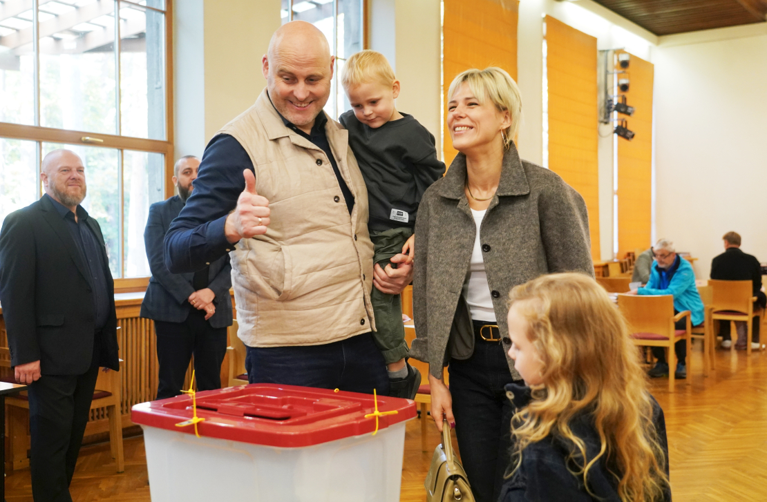 Ministru prezidents Andris Kulbergs ar ģimeni.