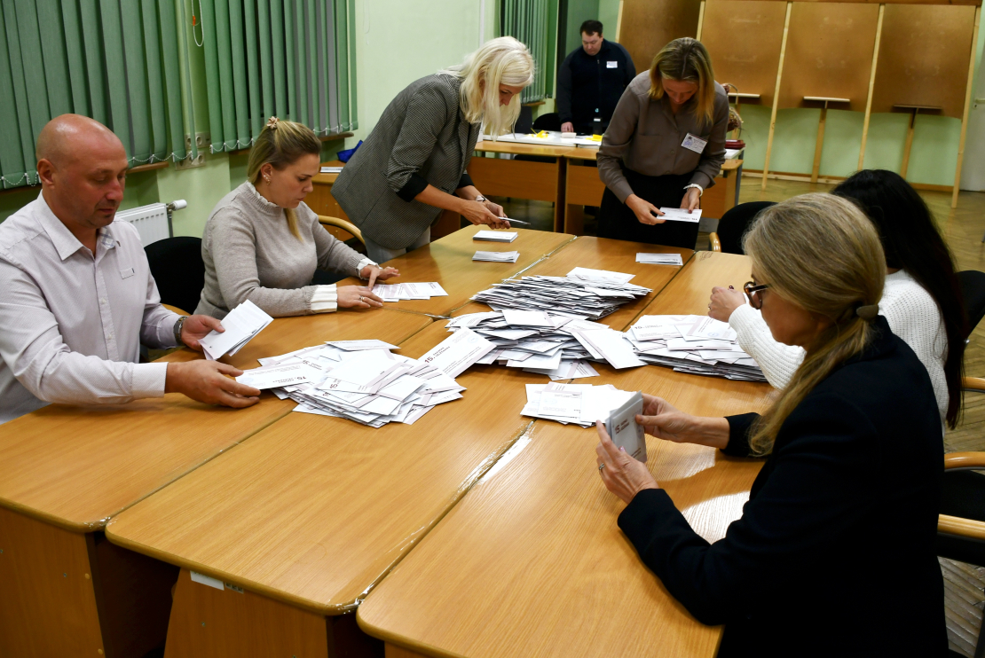 Balsu skaitīšana 15. Saeimas vēlēšanu iecirknī Nr. 160 Daugavpils Universitātē.