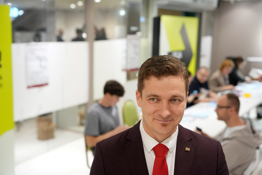 Centrālās vēlēšanu komisijas priekšsēdētājs Māris Zviedris 15. Saeimas vēlēšanu iecirknī Nr. 70 "Galerija Rīga".