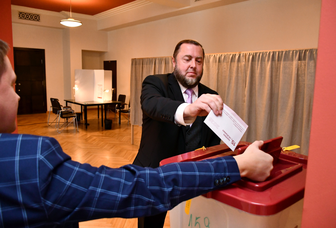 Rīgas domes deputāts un partiju apvienības "Suverēnā vara/Apvienība Jaunlatvieši" pārstāvis Vjačeslavs Stepaņenko piedalās 15. Saeimas vēlēšanās iecirknī Nr. 159 Vienības namā Daugavpilī.