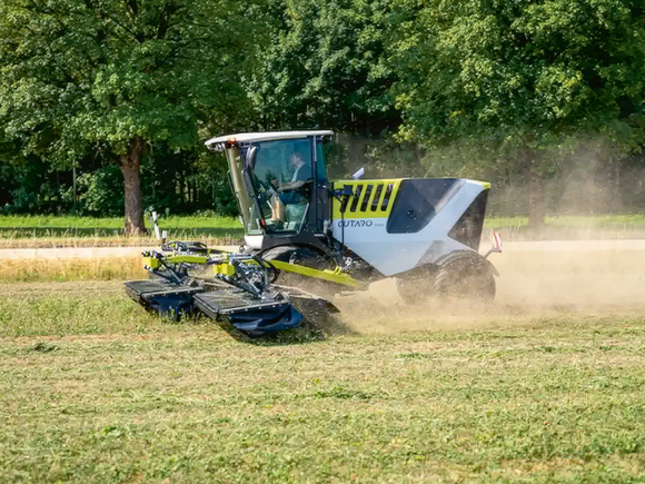 'Fliiegl Cutaro 1050' pašgājējpļaujmašīna.