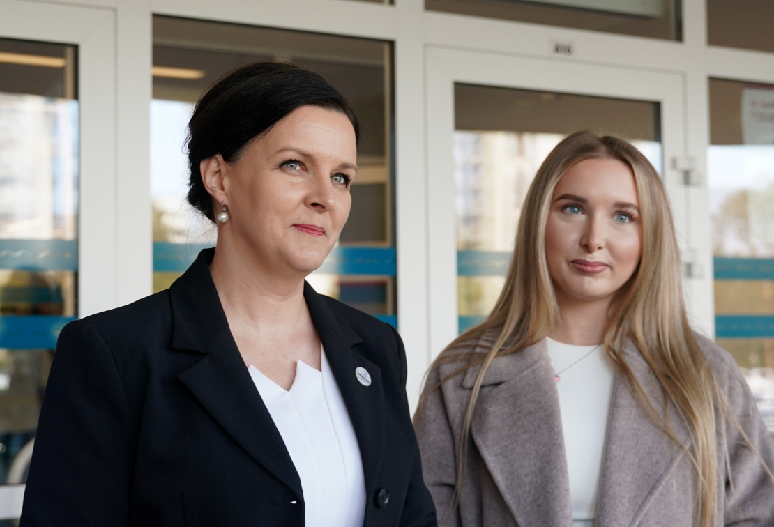 Partiju apvienības "Suverēnā vara / Apvienība Jaunlatvieši" līdere Jūlija Stepaņenko (no kreisās) piedalās 15. Saeimas vēlēšanās iecirknī Kultūras centrā "Imanta" Nr. 19.