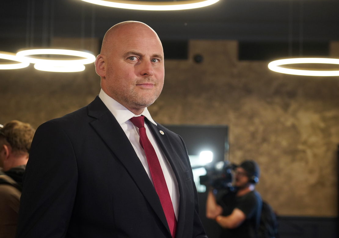 Partiju apvienības "Apvienotais saraksts" līderis, Ministru prezidents Andris Kulbergs sagaida 15. Saeimas vēlēšanu rezultātus "White House" telpās.