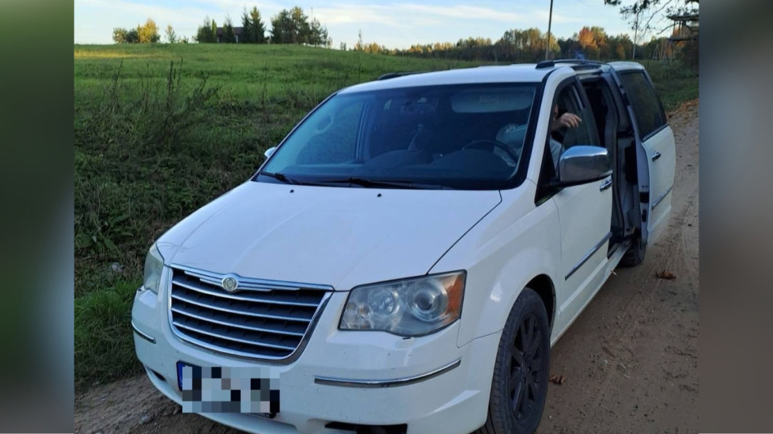 Migrantu pārvadāšanai izmantotais "Chrysler" markas automobilis.