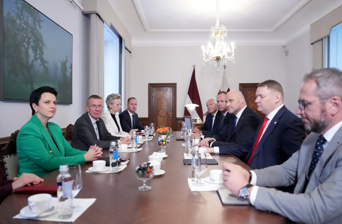 Valsts prezidenta kancelejas vadītāja Gunda Reire, Valsts prezidents Edgars Rinkēvičs, Valsts prezidenta padomniece likumdošanas un starptautisko tiesību jautājumos Kristīne Līce, Valsts prezidenta padomnieks komunikācijas jautājumos Mārtiņš Drēģeris, partiju apvienības “Apvienotais saraksts" pārstāvji - Uldis Sesks, viedās administrācijas un reģionālās attīstības ministrs Edgars Tavars, Ministru prezidents Andris Kulbergs, tieslietu ministrs Edvards Smiltēns un Ministru prezidenta biroja vadītājs Mareks Gruškevics tikšanās laikā Rīgas pilī.