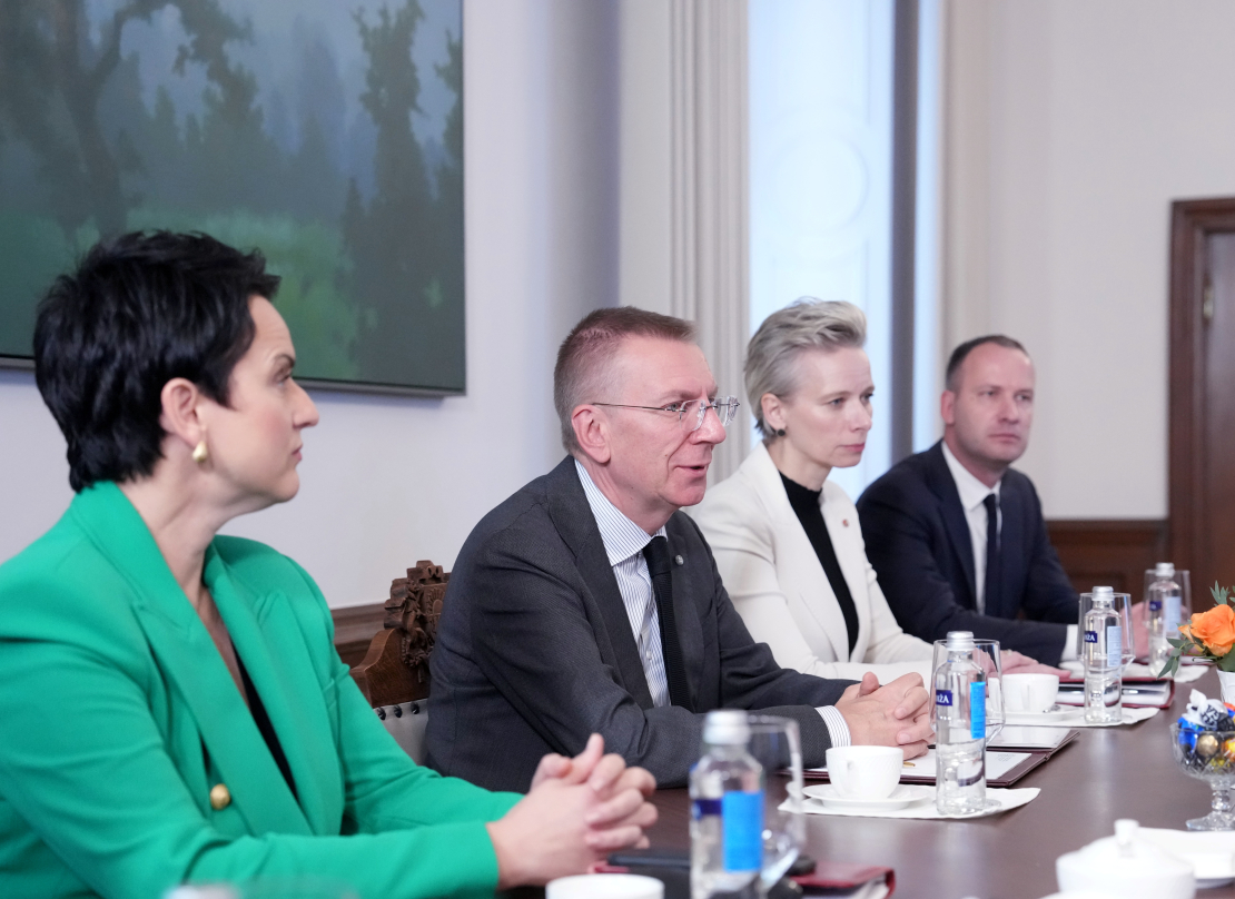 Valsts prezidenta kancelejas vadītāja Gunda Reire, Valsts prezidents Edgars Rinkēvičs, Valsts prezidenta padomniece likumdošanas un starptautisko tiesību jautājumos Kristīne Līce, Valsts prezidenta padomnieks komunikācijas jautājumos Mārtiņš Drēģeris tikšanās ar AS laikā Rīgas pilī.