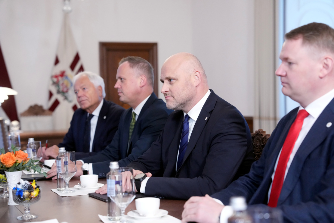 Partiju apvienības “Apvienotais saraksts" pārstāvji - Uldis Sesks, viedās administrācijas un reģionālās attīstības ministrs Edgars Tavars, Ministru prezidents Andris Kulbergs, tieslietu ministrs Edvards Smiltēns tikšanās laikā Rīgas pilī.