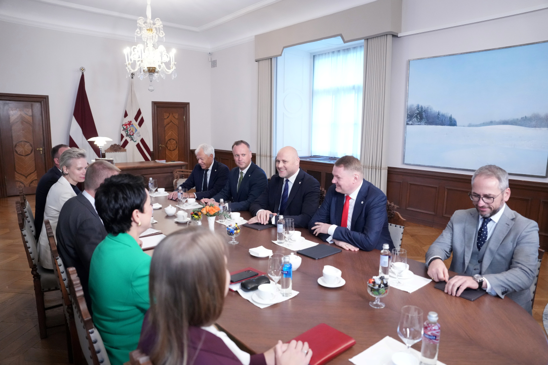 Valsts prezidenta kancelejas vadītāja Gunda Reire, Valsts prezidents Edgars Rinkēvičs, Valsts prezidenta padomniece likumdošanas un starptautisko tiesību jautājumos Kristīne Līce, Valsts prezidenta padomnieks komunikācijas jautājumos Mārtiņš Drēģeris, partiju apvienības “Apvienotais saraksts" pārstāvji - Uldis Sesks, viedās administrācijas un reģionālās attīstības ministrs Edgars Tavars, Ministru prezidents Andris Kulbergs, tieslietu ministrs Edvards Smiltēns un Ministru prezidenta biroja vadītājs Mareks Gruškevics tikšanās laikā Rīgas pilī.