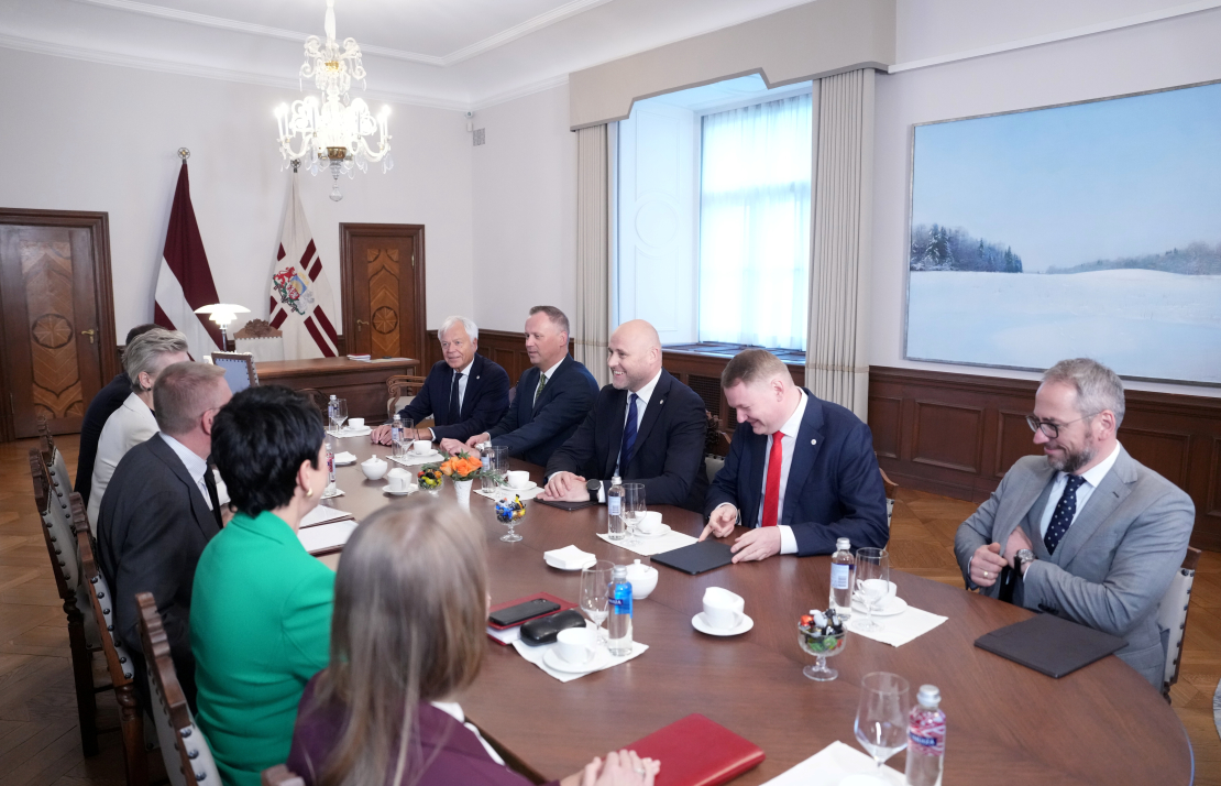 Valsts prezidenta kancelejas vadītāja Gunda Reire, Valsts prezidents Edgars Rinkēvičs, Valsts prezidenta padomniece likumdošanas un starptautisko tiesību jautājumos Kristīne Līce, Valsts prezidenta padomnieks komunikācijas jautājumos Mārtiņš Drēģeris, partiju apvienības “Apvienotais saraksts" pārstāvji - Uldis Sesks, viedās administrācijas un reģionālās attīstības ministrs Edgars Tavars, Ministru prezidents Andris Kulbergs, tieslietu ministrs Edvards Smiltēns un Ministru prezidenta biroja vadītājs Mareks Gruškevics tikšanās laikā Rīgas pilī.