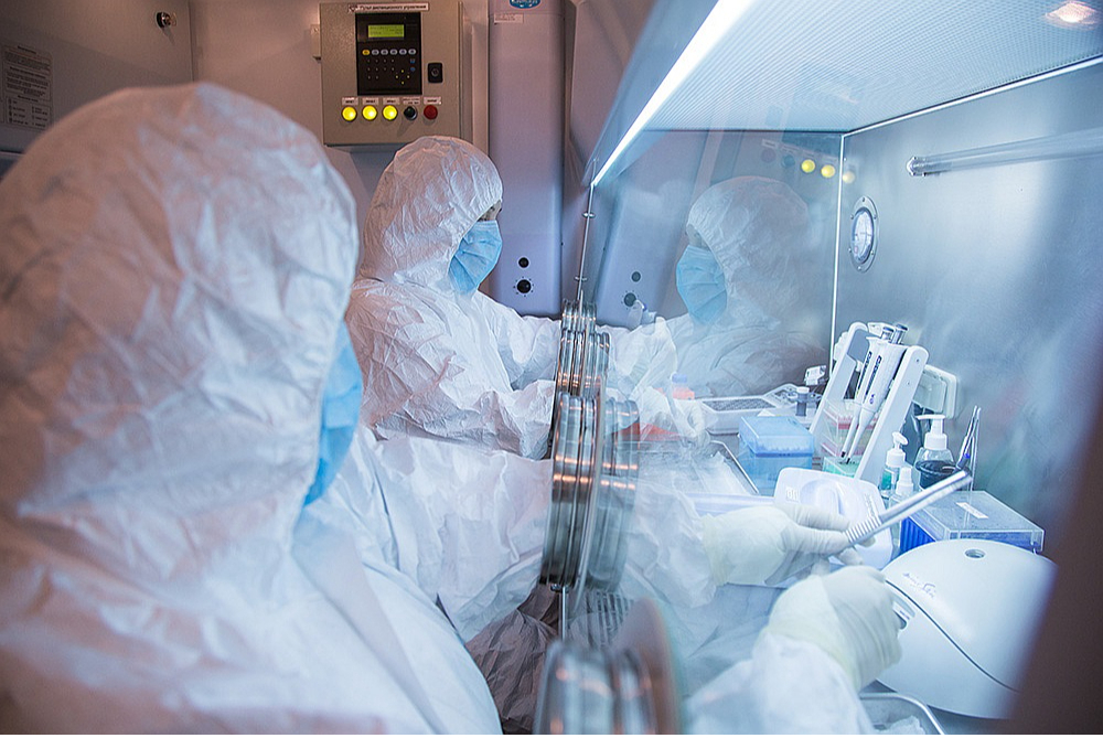 Irkutskas pretmēra pētniecības institūta publiskotā foto redzami šīs iestādes darbinieki laboratorijā.