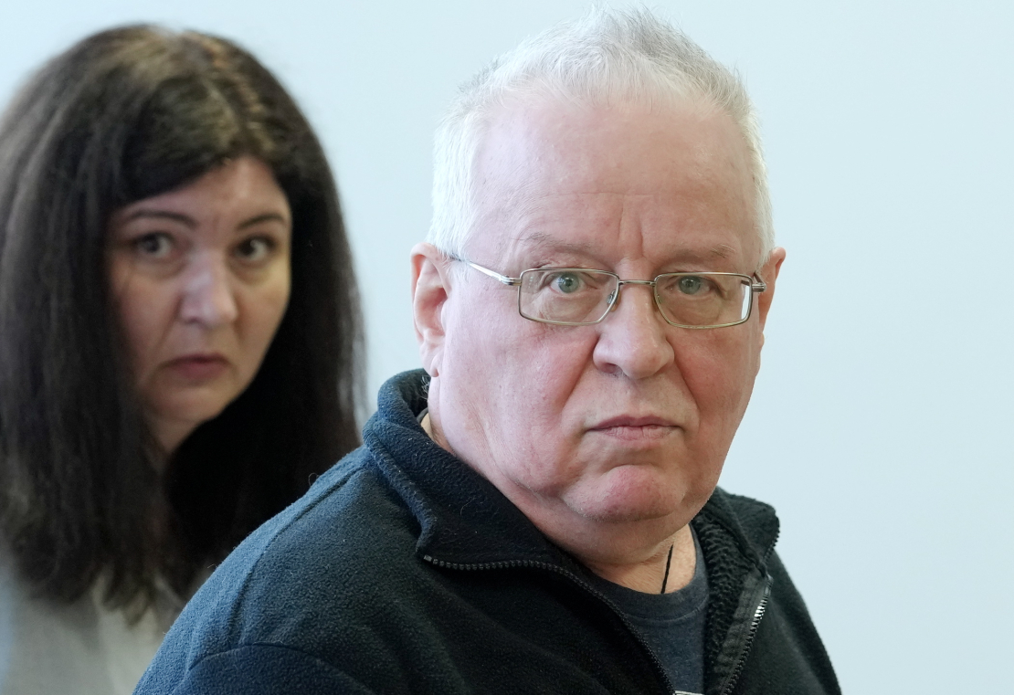 Karā pret Ukrainu iesastīto Krievijas militārpersonu atbalstīšanā apsūdzētais Sergejs Ņikitins (priekšplānā) un tiesas darbiniece Rīgas pilsētas tiesā, kas izskata pret Ņikitinu ierosināto krimināllietu.