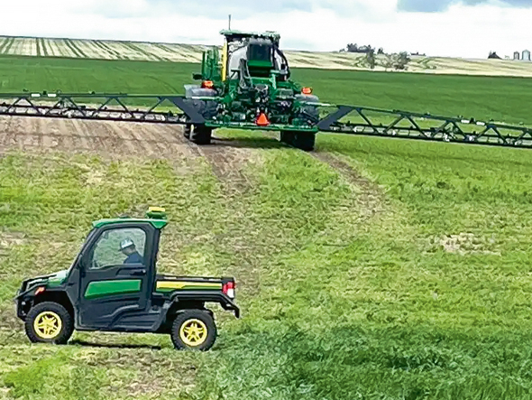 'John Deere See & Spray Gen 2' darbībā.