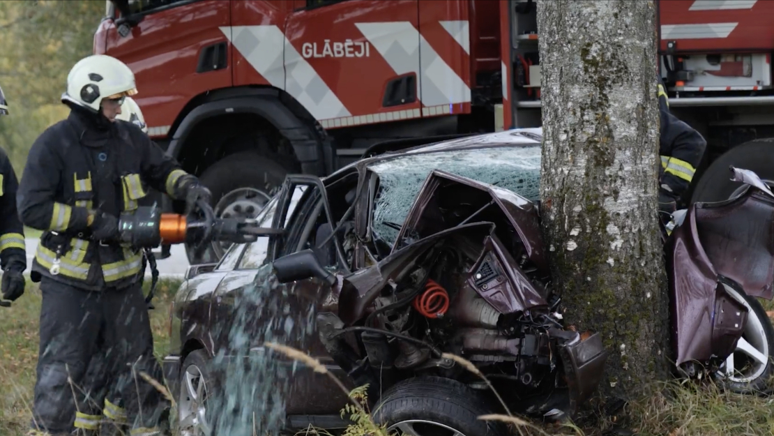 Tukuma pusē "Audi" brauciens beidzas ar ietriekšanos kokā.