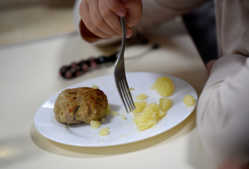 Otrs lielais budžeta līdzekļu ietaupījumu avots ir IZM – tur no dotācijām skolēnu brīvpusdienām ietaupīti 1,82 miljoni eiro, jo pārrēķināts skolēnu skaits un tas izrādījies mazāks par prognozēto. 