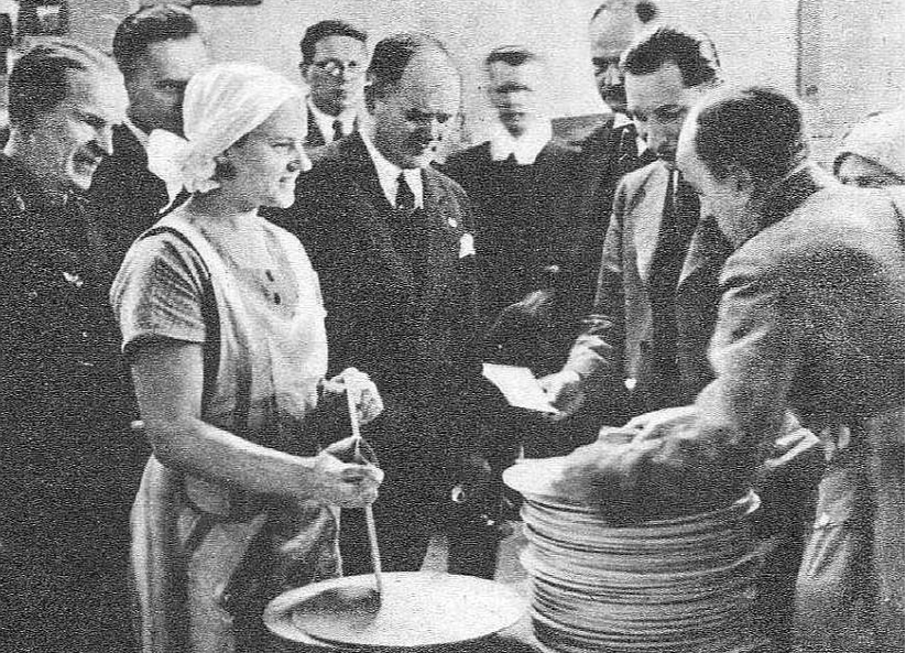 Finanšu ministrs L. Ēķis (vidū) "Lignuma" finiera fabrikā 1936. gadā.