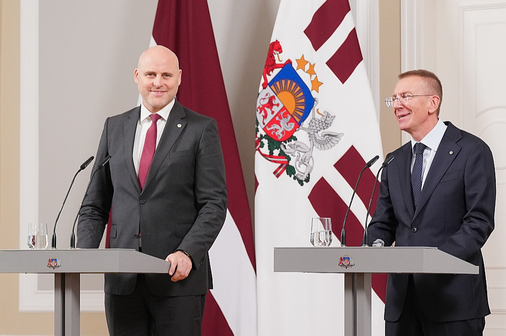 Šoreiz Valsts prezidents Edgars Rinkēvičs (no labās) neizvirzīja nosacījumus, cik plašai vajadzētu būt koalīcijai un kādam jābūt tās sastāvam, jo tas viss esot Andra Kulberga ziņā. Novērtējot "Apvienotā saraksta" iespaidīgo mandātu skaitu Saeimā, prezidents teica: "Tā ir gan liela atbildība, gan arī iespēja."
