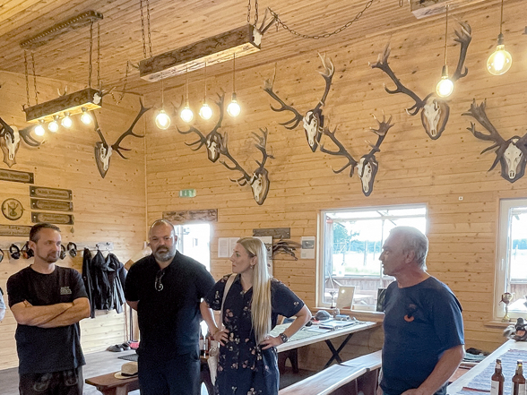 Starptautiskā pieredzes apmaiņas komanda ieradusies "Jasmīnu" šautuves ēkā, un stāstījums par saimniecību var sākties. No kreisās: austrietis Ralfs Tačls, grieķis Stamatis Triantafilojs, organizatore un BLSDAA pārstāve Māra Paeglīte un saimnieks Edmunds Juškevičs.