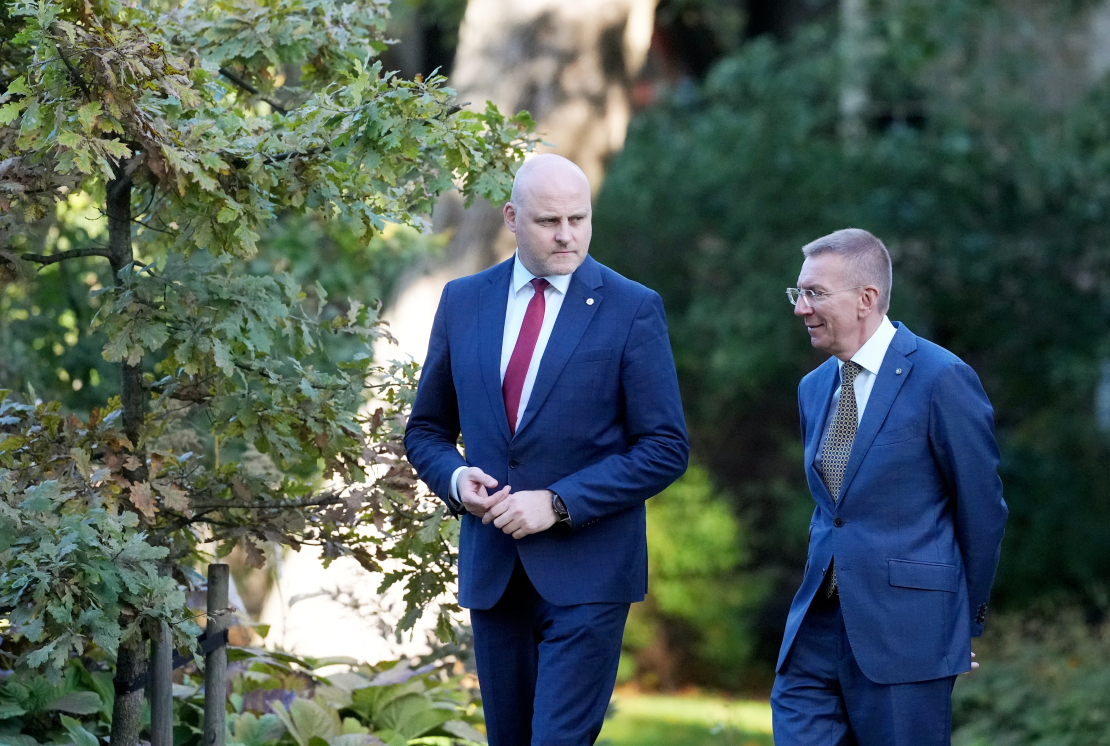 Valsts prezidents Edgars Rinkēvičs (no labās) un Ministru prezidents Andris Kulbergs tikšanās laikā Rīgas pilī.