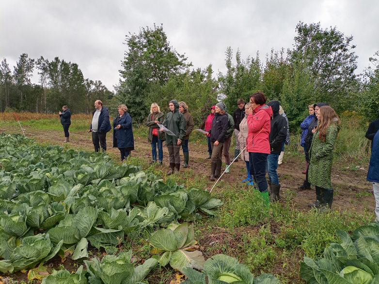 Zīmīgi, ka interesentu vidū Lauka dienā bija ne tikai dārzeņu audzētāji, bet arī vairāku firmu un Latvijas Lauku konsultāciju un izglītības centra pārstāvji.
