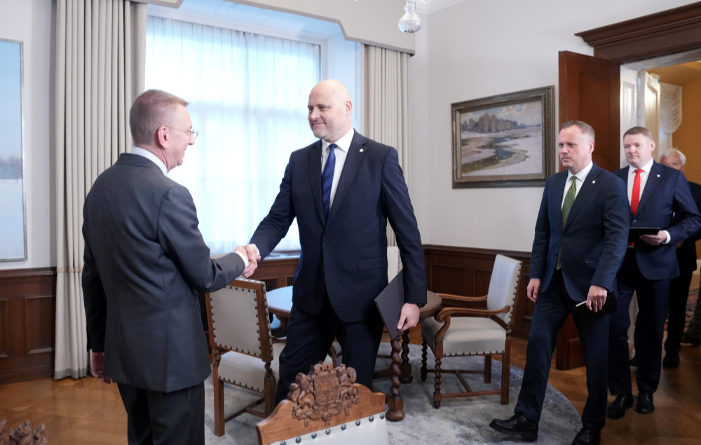 Valsts prezidents Edgars Rinkēvičs (no kreisās), partiju apvienības "Apvienotais saraksts" pārstāvji - Ministru prezidents Andris Kulbergs, viedās administrācijas un reģionālās attīstības ministrs Edgars Tavars un tieslietu ministrs Edvards Smiltēns tikšanās laikā Rīgas pilī.
