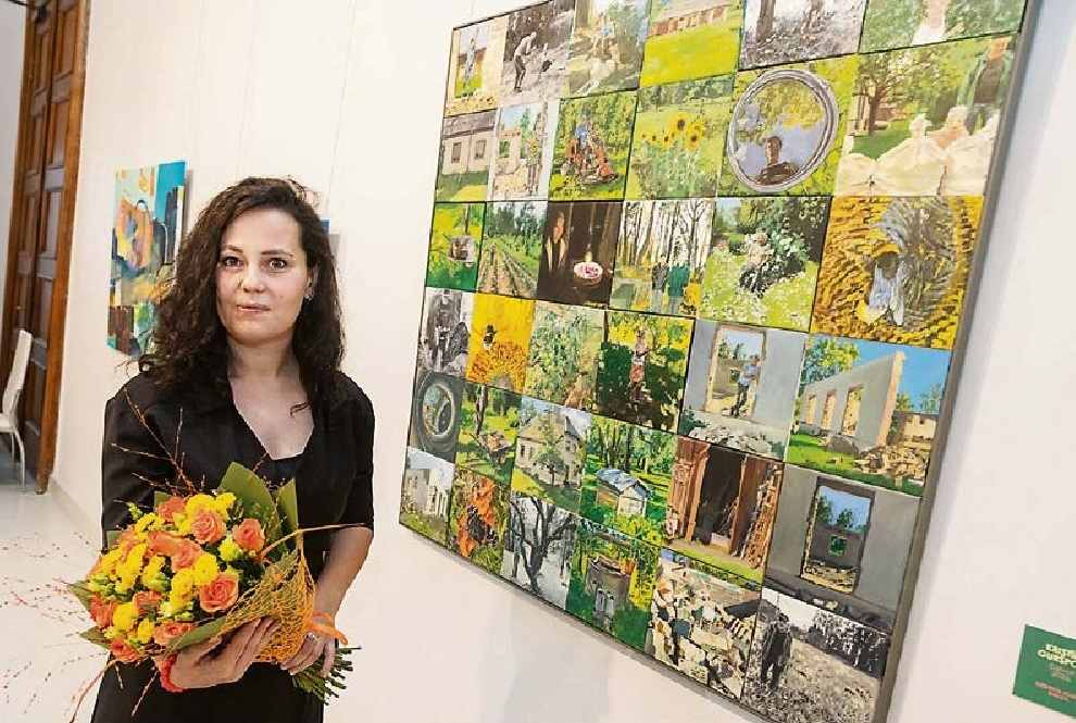 Ceturtā Ģederta Eliasa balvas ieguvēja Kristīne Guršpone pie sava darba "Dzīvot". 2026, audekls, eļļa, 123 x 123 cm. 