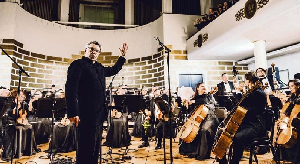 Valsts kamerorķestris "Sinfonietta Rīga" sezonas atklāšanas koncertā uzstājās ar jauno galveno diriģentu Olari Eltsu. 
