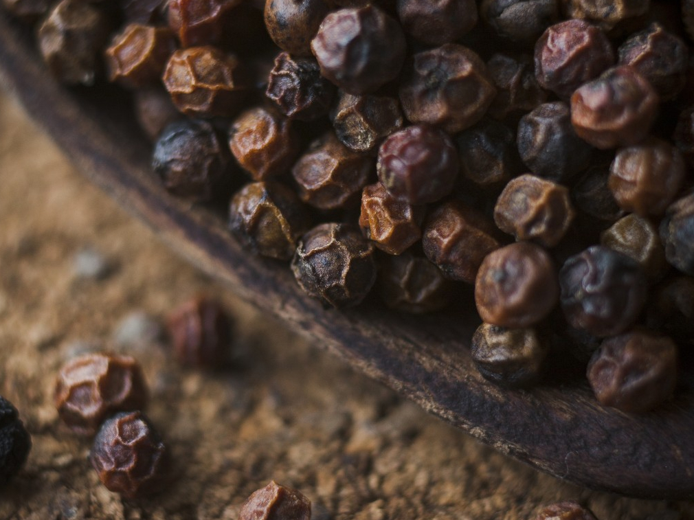 Kambodžas sarkanie pipari ir nogatavinātas piparauga ogas ar izteiksmīgu augļu aromātu, kurā jūtamas karameļu, medus un vaniļas saldās notis.