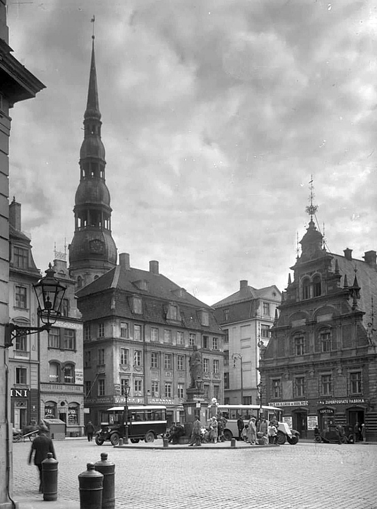 Rīgas Rātslaukums ar Pēterbaznīcu 20. gs. 30. gados.