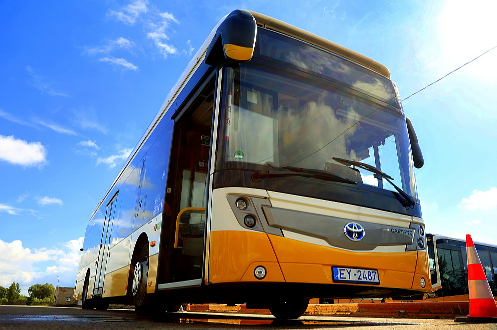 Pagaidām Jelgavas autobusu parkā ir viens ūdeņraža autobuss, bet nākotnē uzņēmums plāno vismaz 15 šādu transportlīdzekļu iegādi. Šāds mērķis ir izvirzīts, lai izpildītu prasību pilsētas pārvadājumu autoparkā nodrošināt vismaz pusi bezizmešu transportlīdzekļu īpatsvaru.