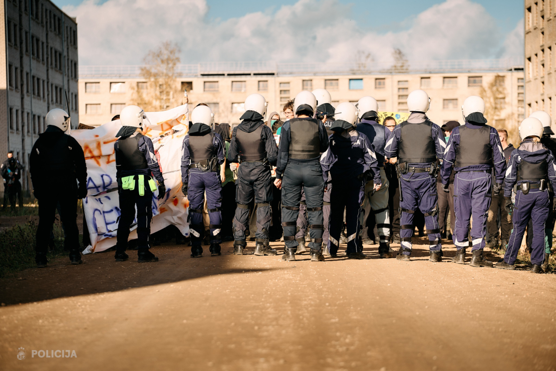 Valsts policijas Speciālo uzdevumu bataljona taktiskajās mācībās poligonā "Mežaine" izspēlēja bruņotu uzbrukumu skolā un masu nekārtības.