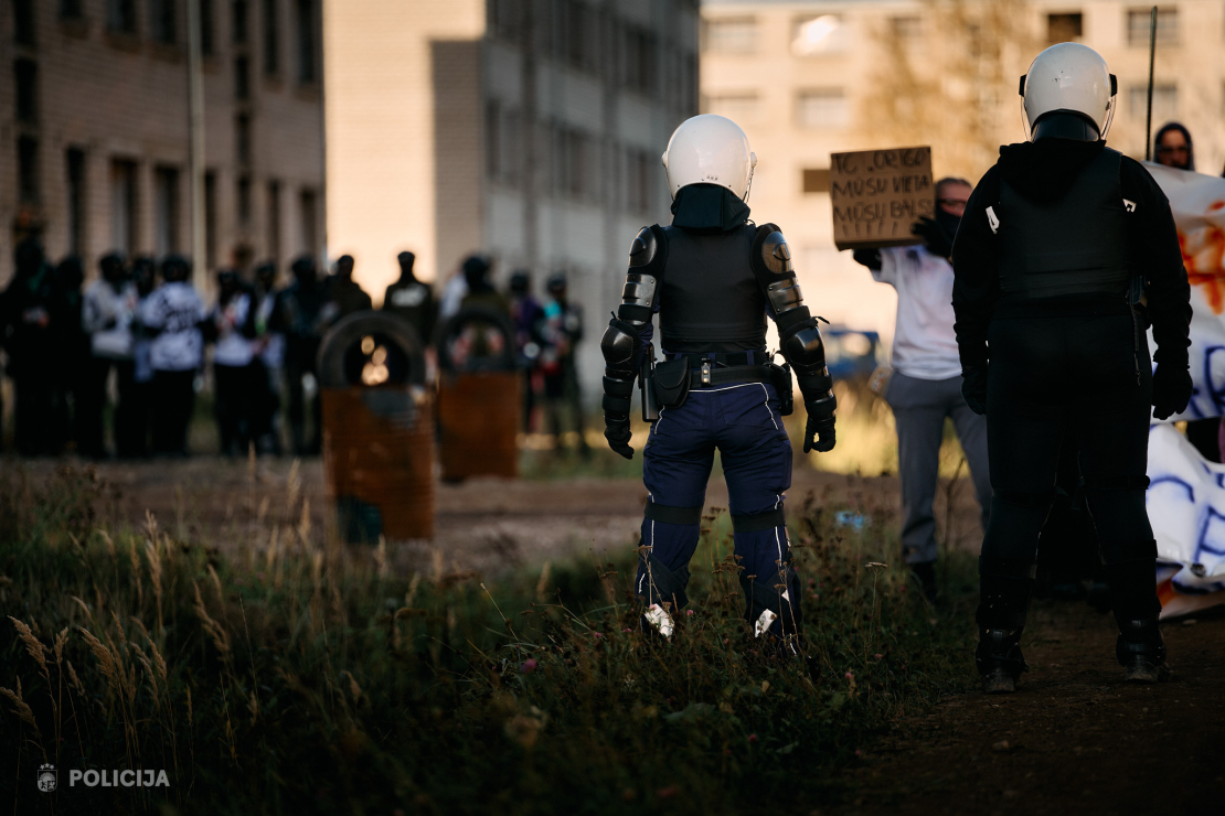Valsts policijas Speciālo uzdevumu bataljona taktiskajās mācībās poligonā "Mežaine" izspēlēja bruņotu uzbrukumu skolā un masu nekārtības.