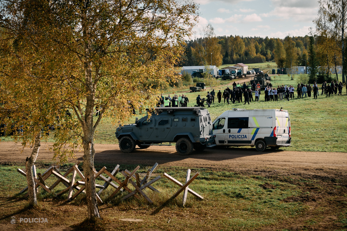 Valsts policijas Speciālo uzdevumu bataljona taktiskajās mācībās poligonā "Mežaine" izspēlēja bruņotu uzbrukumu skolā un masu nekārtības.
