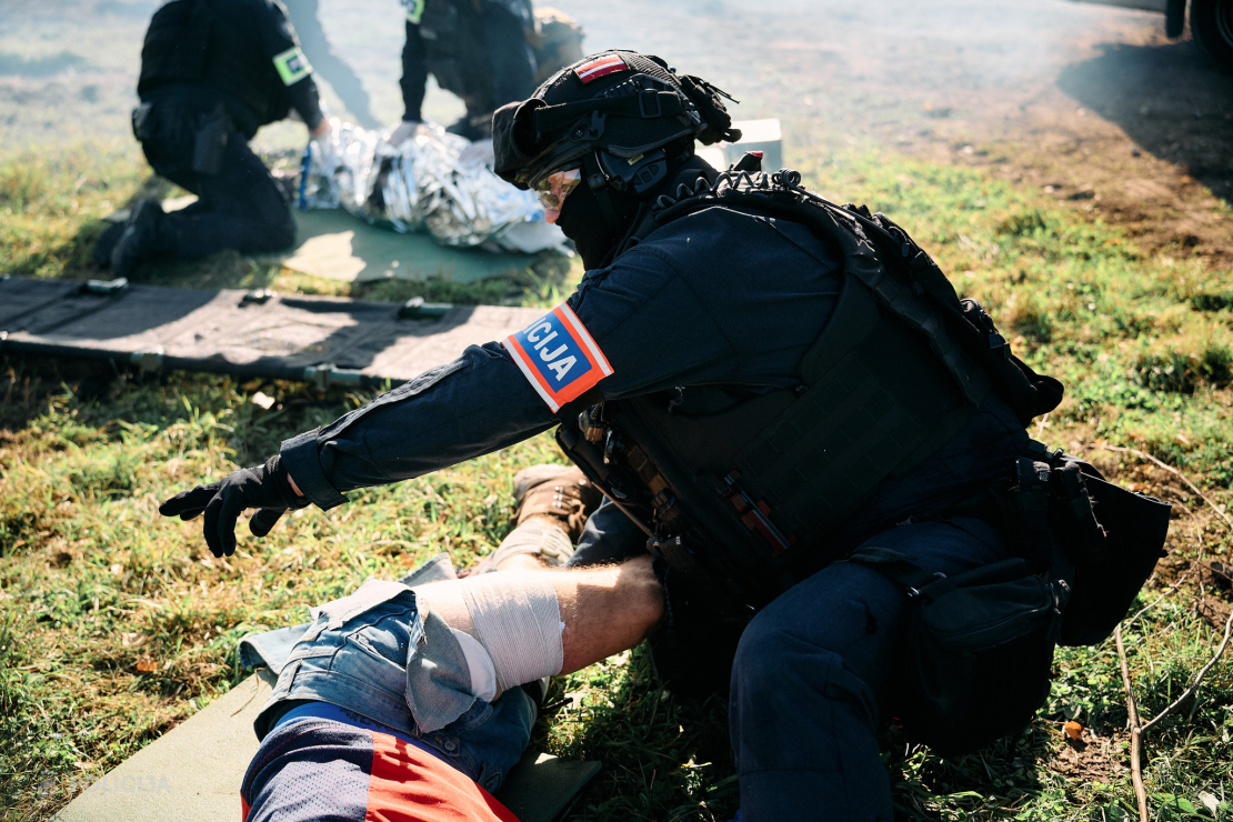 Valsts policijas Speciālo uzdevumu bataljona taktiskajās mācībās poligonā "Mežaine" izspēlēja bruņotu uzbrukumu skolā un masu nekārtības.