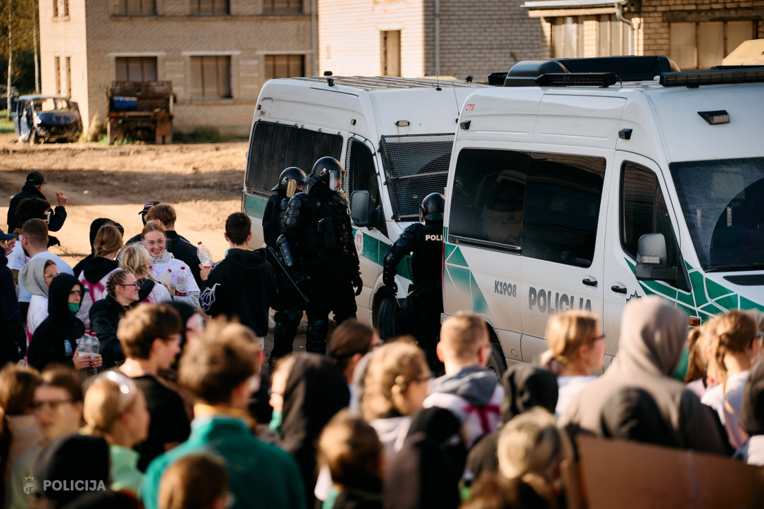 Valsts policijas Speciālo uzdevumu bataljona taktiskajās mācībās poligonā "Mežaine" izspēlēja bruņotu uzbrukumu skolā un masu nekārtības.