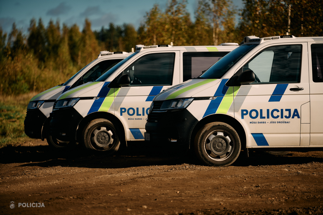 Valsts policijas Speciālo uzdevumu bataljona taktiskajās mācībās poligonā "Mežaine" izspēlēja bruņotu uzbrukumu skolā un masu nekārtības.