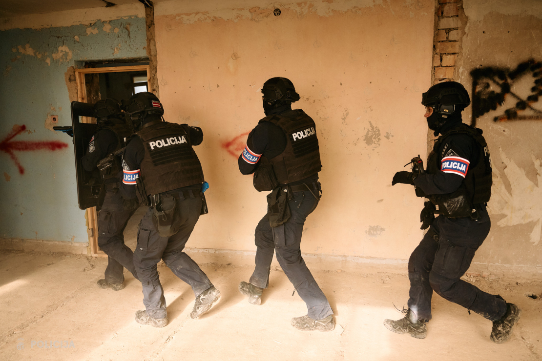 Valsts policijas Speciālo uzdevumu bataljona taktiskajās mācībās poligonā "Mežaine" izspēlēja bruņotu uzbrukumu skolā un masu nekārtības.