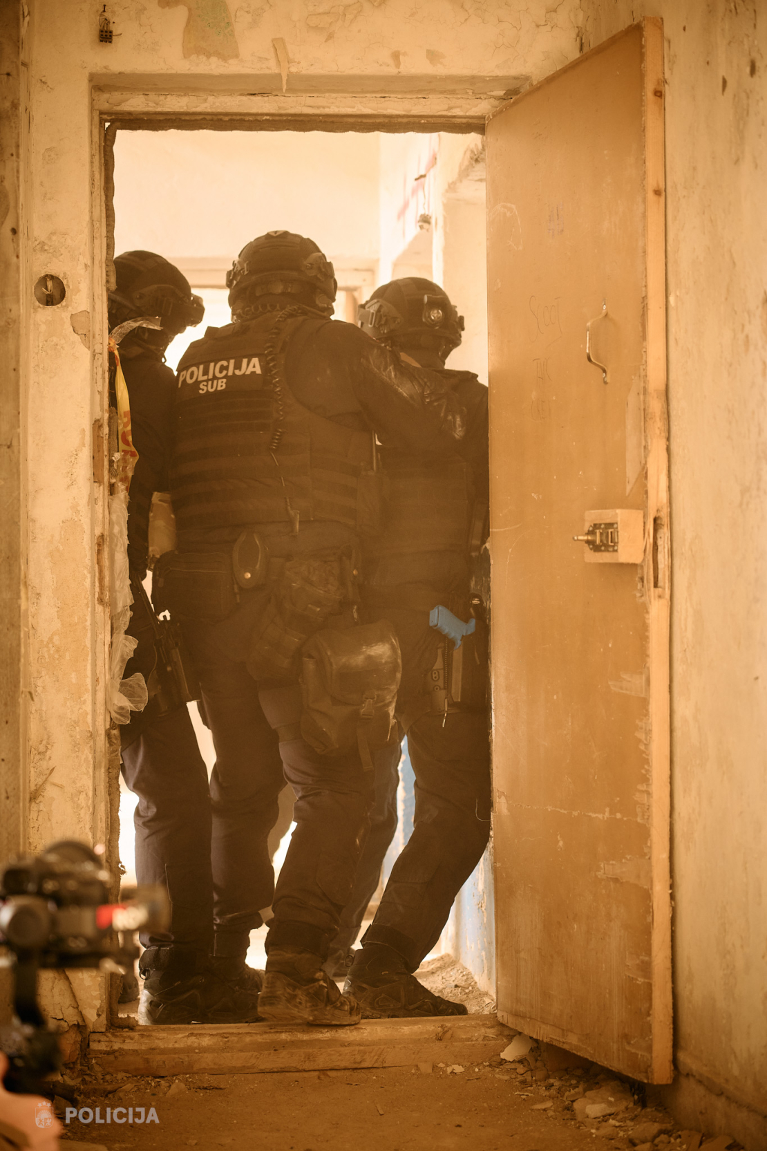 Valsts policijas Speciālo uzdevumu bataljona taktiskajās mācībās poligonā "Mežaine" izspēlēja bruņotu uzbrukumu skolā un masu nekārtības.