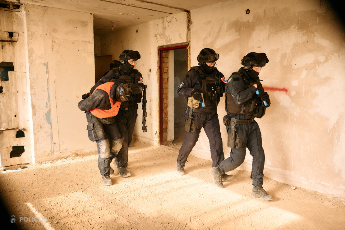 Valsts policijas Speciālo uzdevumu bataljona taktiskajās mācībās poligonā "Mežaine" izspēlēja bruņotu uzbrukumu skolā un masu nekārtības.