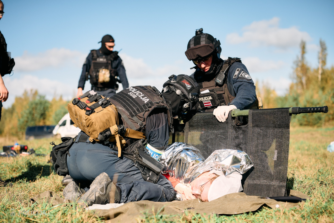 Valsts policijas Speciālo uzdevumu bataljona taktiskajās mācībās poligonā "Mežaine" izspēlēja bruņotu uzbrukumu skolā un masu nekārtības.