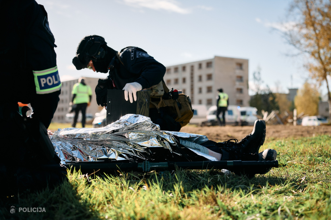 Valsts policijas Speciālo uzdevumu bataljona taktiskajās mācībās poligonā "Mežaine" izspēlēja bruņotu uzbrukumu skolā un masu nekārtības.